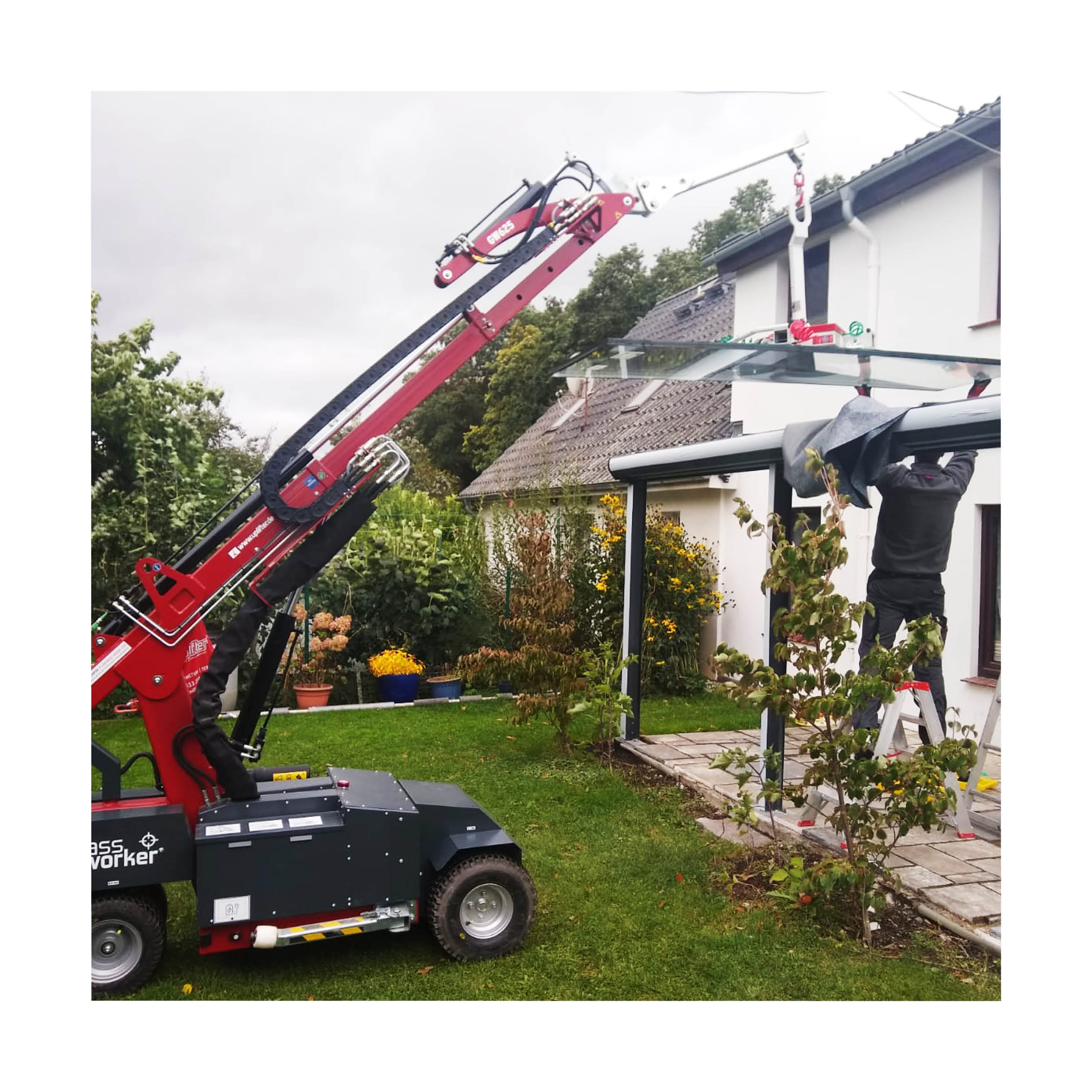 Glasvordach schnell mit Hebetechnik montieren