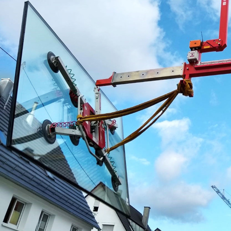 Glassauger mit Überhangtraverse zur Installation von schweren Scheiben