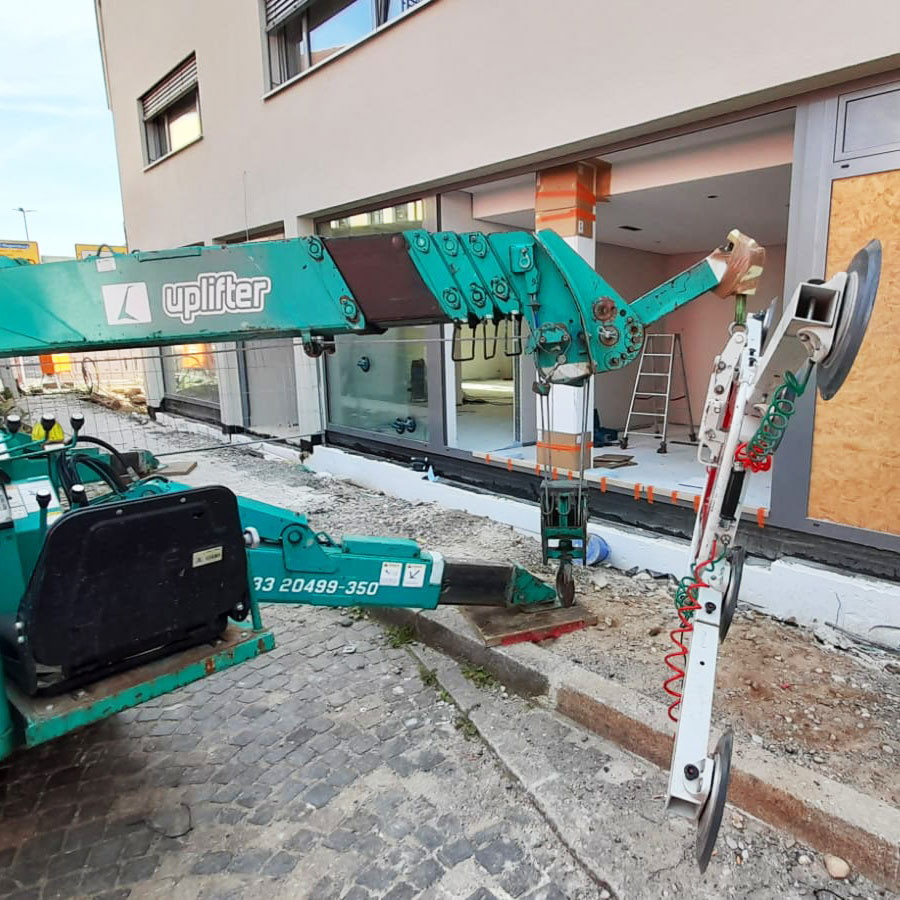 fensterfronten_schaufenster_versetzen_hebekran_sauganlage_glas_weiden