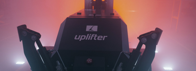 Glassworker mit Abstützung und optischen Sensoren zur Absturzsicherung